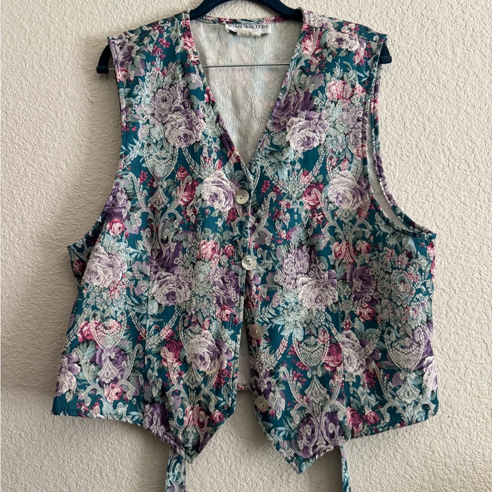 Joan Walters Sleeveless Vest - Teal
Pink White embroidered / textured fabric